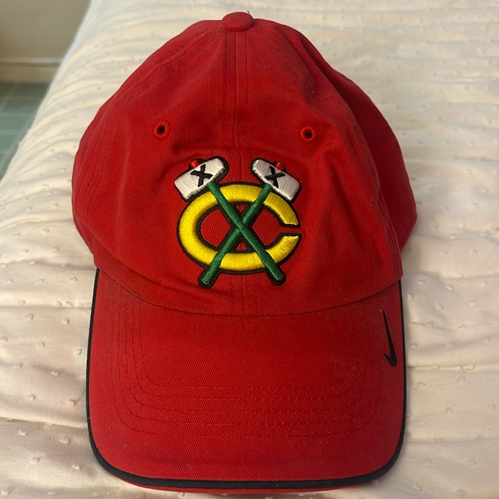 Blackhawks Tomahawk Hat. Nike Back Red
